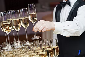 Camarero con Champagne Pirámide